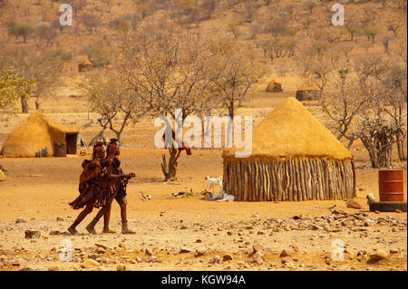 Frau Himba in seinem Dorf in der Nähe von Epupa Falls. Himbas lebte auch in Angola, wo Sie hereros aufgerufen werden. Namibia Stockfoto