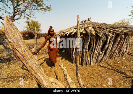 Frau Himba in seinem Dorf in der Nähe von Epupa Falls. Himbas lebte auch in Angola, wo Sie hereros aufgerufen werden. Namibia Stockfoto