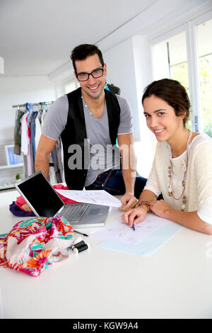 Fashion Designer arbeiten an Arbeitsplätzen in der Werkstatt Stockfoto