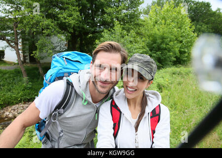 Freundliche Backpacker unter selfie Bild wih Einbeinstativ Stockfoto