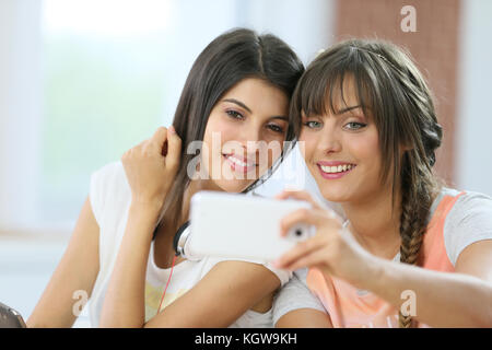 Mädchen spielen mit Smartphones Stockfoto