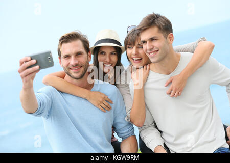 Gruppe von Freund unter selfie Bild mit Smartphone Stockfoto