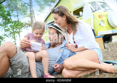 Familie spielen mit video Spiel auf Campingplatz Stockfoto