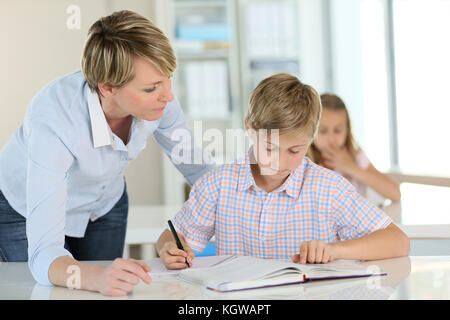 Lehrer und Schüler im Klassenzimmer Stockfoto