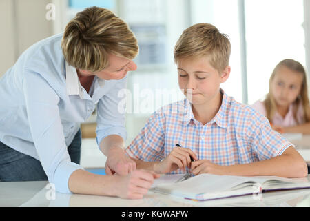 Lehrer und Schüler im Klassenzimmer Stockfoto