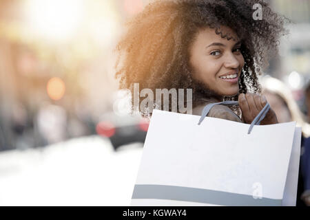 Fröhliches Mädchen, Shopping in New York City Stockfoto