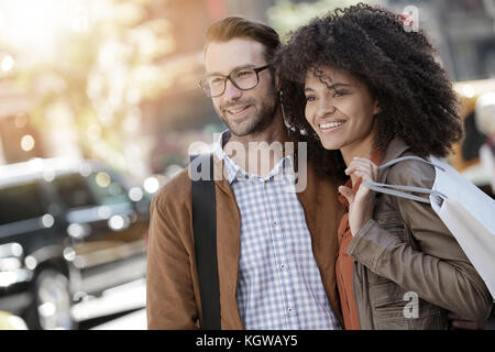 Fröhliche Paare tun, Shopping in New York City Stockfoto