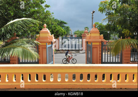 PONDICHERRY, INDIEN - November 2017: Dumas Straße von der Kirche der Jungfrau Maria der Engel Stockfoto