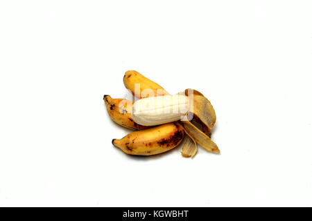 Satz von Bananen mit einer Geschälten auf weißem Hintergrund Stockfoto