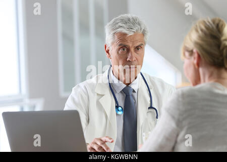 Arzt in Absprache mit Patient im Büro Stockfoto
