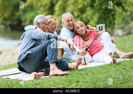 Gruppe von älteren Menschen, die selfy Bild Stockfoto