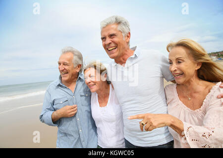 Ältere Menschen zu Fuß auf den Strand Stockfoto