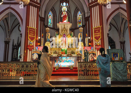 PONDICHERRY, INDIEN - November 2017: Sonntag morgen in der Basilika des heiligsten Herzens Jesu Stockfoto