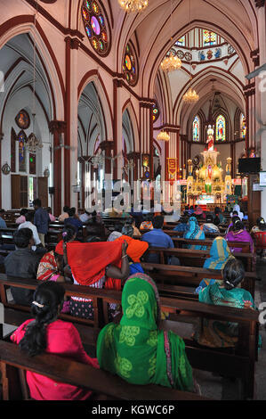 PONDICHERRY, INDIEN - November 2017: Sonntag morgen in der Basilika des heiligsten Herzens Jesu Stockfoto