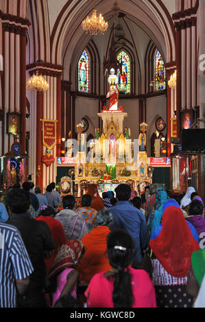 PONDICHERRY, INDIEN - November 2017: Sonntag morgen in der Basilika des heiligsten Herzens Jesu Stockfoto