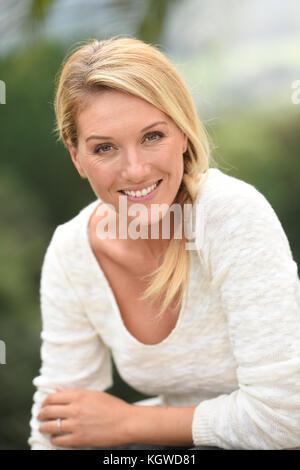 Portrait von attraktive blonde Frau mittleren Alters Stockfoto