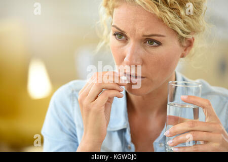 Frau bei der Arbeit unter Pille Kopfschmerzen zu erleichtern Stockfoto