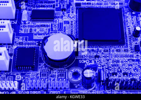 Widerstände, Kondensatoren und andere elektronische Komponenten von Micro Chip im Computer schließen. Stockfoto