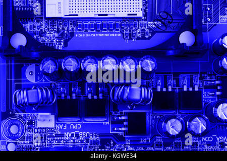 Widerstände, Kondensatoren und andere elektronische Komponenten von Micro Chip im Computer schließen. Stockfoto
