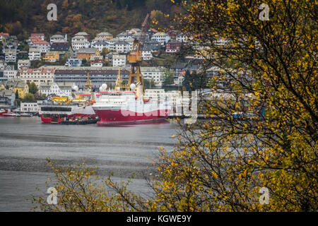 Bergen, Norwegen - Oktober 2017: Große Frachtschiffe in den Bergen Hafen im Herbst in Norwegen Stockfoto