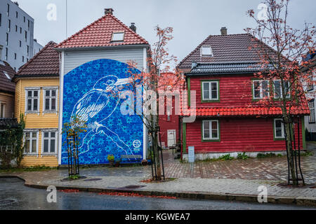 Bergen, Norwegen - Oktober 2017 : große blaue Vogel Graffiti Kunst an der Wand eines Hauses in Bergen, Norwegen Stockfoto