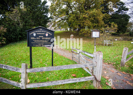 Szenen Aus Dem Crowhurst Village. Kirche. Eibenbaum. Station. Eichen. Ein wunderschönes Dorf in East Sussex mit vielen Tieren Stockfoto