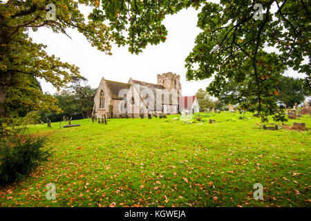 Szenen Aus Dem Crowhurst Village. Kirche. Eibenbaum. Station. Eichen. Ein wunderschönes Dorf in East Sussex mit vielen Tieren Stockfoto