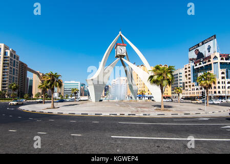 DUBAI, VAE - 26. OK2017: Der Uhrenturm-Kreisverkehr ist ein wichtiger Knotenpunkt und Wahrzeichen in Deira, Dubai. Stockfoto