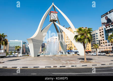 DUBAI, VAE - 26. OK2017: Der Uhrenturm-Kreisverkehr ist ein wichtiger Knotenpunkt und Wahrzeichen in Deira, Dubai. Stockfoto