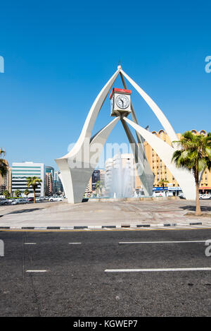 DUBAI, VAE - 26. OK2017: Der Uhrenturm-Kreisverkehr ist ein wichtiger Knotenpunkt und Wahrzeichen in Deira, Dubai. Stockfoto