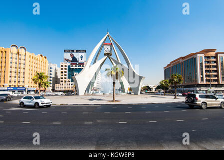 DUBAI, VAE - 26. OK2017: Der Uhrenturm-Kreisverkehr ist ein wichtiger Knotenpunkt und Wahrzeichen in Deira, Dubai. Stockfoto