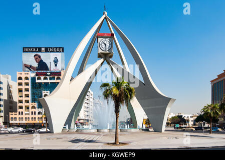 DUBAI, VAE - 26. OK2017: Der Uhrenturm-Kreisverkehr ist ein wichtiger Knotenpunkt und Wahrzeichen in Deira, Dubai. Stockfoto