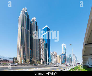 Dubai, Vae - 29 Okt 2017: syscrapers Neben Sheik Zayed Road in Dubai. Stockfoto