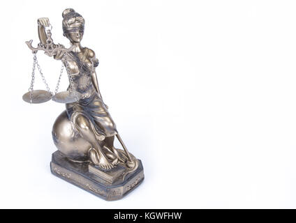 Statue des Gerichtshofs Themis auf dem weißen Hintergrund Stockfoto
