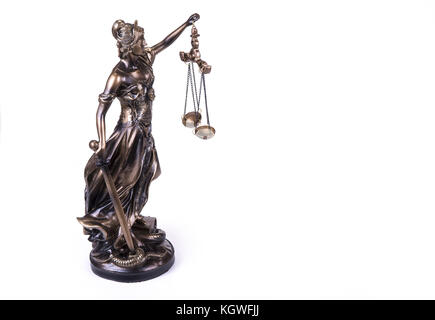 Statue des Gerichtshofs Themis auf dem weißen Hintergrund Stockfoto