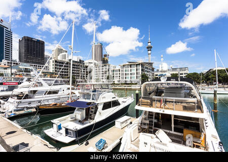 Auckland, Neuseeland - 22. Februar 2017: luxus Yachten festmachen in der Viadukt Yachthafen in Aucklands waterfront tendy Nachbarschaft in Neuseeland. Stockfoto