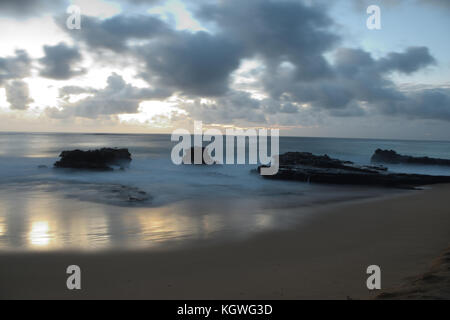 Die Sonne über Sandstrand, auf der südöstlichen Seite von Oahu, Hawaii Stockfoto