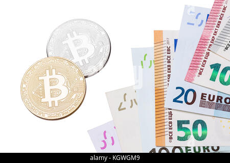 Goldene und silberne Bitcoins close-up Bitcoins und Euro auf Weiß Stockfoto