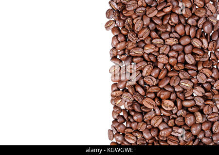 Kaffeebohnen Streifen auf weißem Hintergrund. Stockfoto