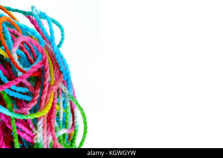 Verwickeltes Garn, verwirrte bunte Nähgarne auf weißem Hintergrund mit kopieren. Stockfoto