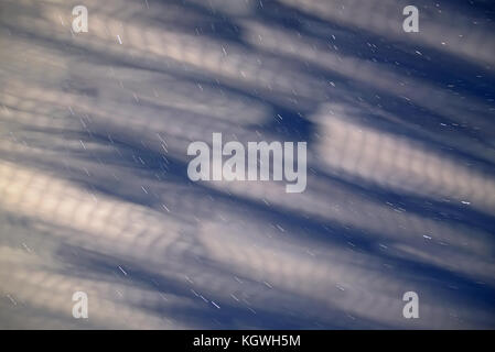 Abstrakte himmlischen Hintergrund mit unscharfen Wolken in der Form von Nebel und Sterne in Form von Tracks auf dem Hintergrund der blauen Himmel mit einer Stockfoto