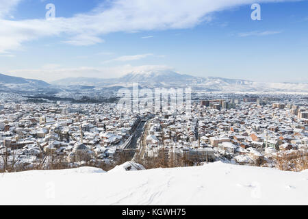 Stadt Prizren, Kosovo mit Schnee im Winter abgedeckt Stockfoto