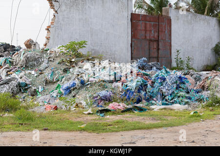 Abfallbehälter, Kunststoff Flaschen und andere Arten von Kunststoffabfällen in der Nähe des Hauses in der Straße Stadt, Indien, Tamil Nadu Stockfoto