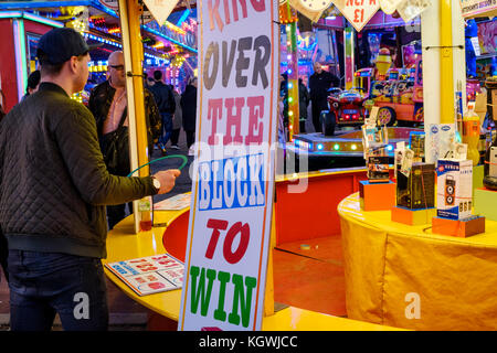 Werfen ein Ring über den Block a Preis: eine Kirmes bei Goose Fair, Nottingham, England, UK Stall zu gewinnen. Stockfoto