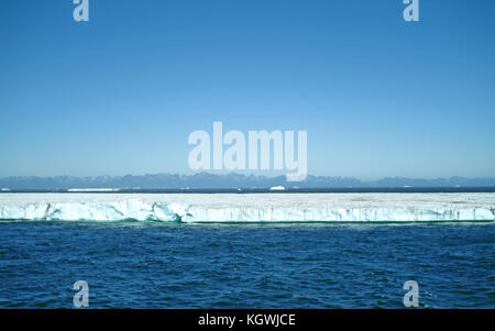 Blick auf Grönland. Eisberge. Versand. Berge. Küste. Stockfoto