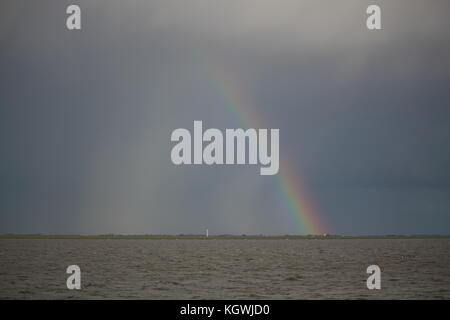 Ein Regenbogen über der Nordsee bei Meldorf Stockfoto