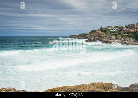 Gefährliche Brandung Bedingungen am Bronte Beach in Sydney, NSW, Australien Stockfoto