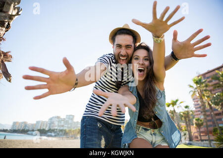 Portrait von glückliches Paar heben die Hände Spaß Stockfoto