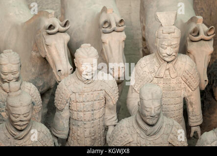 Nahaufnahme von einigen der Terra Cotta Warriors aus Kaisers Qin Shihuangdi Grab. Stockfoto