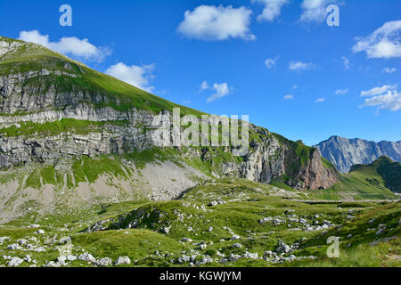 Die alpine Landschaft bei mangrt Sattel oder mangartsko sedlo auf dem mangrt, die dritte höchste Gipfel in Slowenien und liegt in der Nähe des Italienischen entfernt Stockfoto